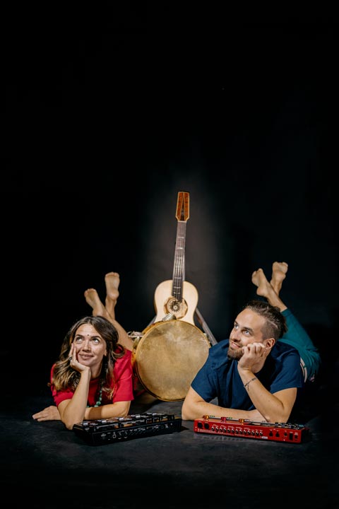 Salsano De Carolis voce e chitarra battente Fronni D'alia